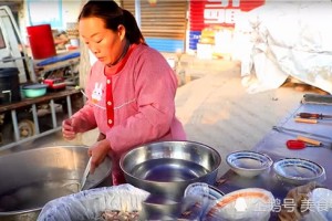 大姐街头卖地道小吃8元一份遭哄抢门客隔条街能闻到香味 大姐街头卖地道小吃8元一份遭哄抢门客隔条街能闻到香味