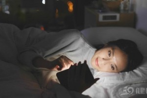 长时间在睡前玩手机的人用不了多久3个苦楚或许会找上门 长时间在睡前玩手机的人用不了多久3个苦楚或许会找上门