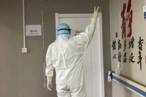 医师夫妻感染后想自我抛弃病床上的一幕让生命重燃医护人员都看哭了…… 医师夫妻感染后想自我抛弃病床上的一幕让生命重燃医护人员都看哭了……
