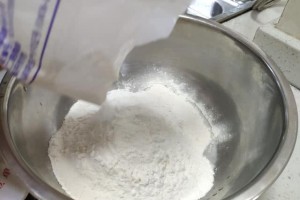 巧用打蛋器只需30分钟你也能成功做出好吃的凉皮 巧用打蛋器只需30分钟你也能成功做出好吃的凉皮