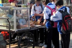 大婶校门口卖它8元一只来吃的都是00后90后却看不上 大婶校门口卖它8元一只来吃的都是00后90后却看不上