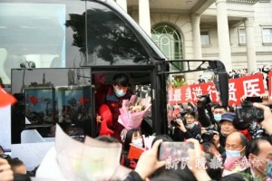 奉贤援鄂医疗队凯旋90后医师现场求婚撒花 奉贤援鄂医疗队凯旋90后医师现场求婚撒花