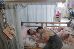 6岁男孩因病眼球凸出耳朵流脓哭喊妈妈好疼啊快摘掉我眼睛 6岁男孩因病眼球凸出耳朵流脓哭喊妈妈好疼啊快摘掉我眼睛