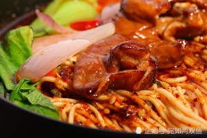 重庆经典美食肥肠面哧溜一碗吃下肚巴适 重庆经典美食肥肠面哧溜一碗吃下肚巴适