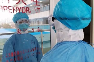 为抗疫剃光鬓角的95后女护士你真美 为抗疫剃光鬓角的95后女护士你真美